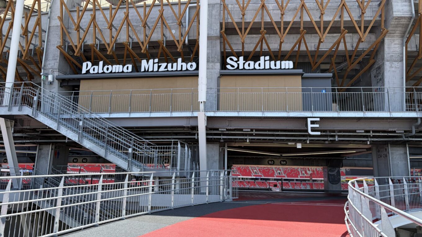 パロマ瑞穂スタジアムEゲート前。ランニングコース
